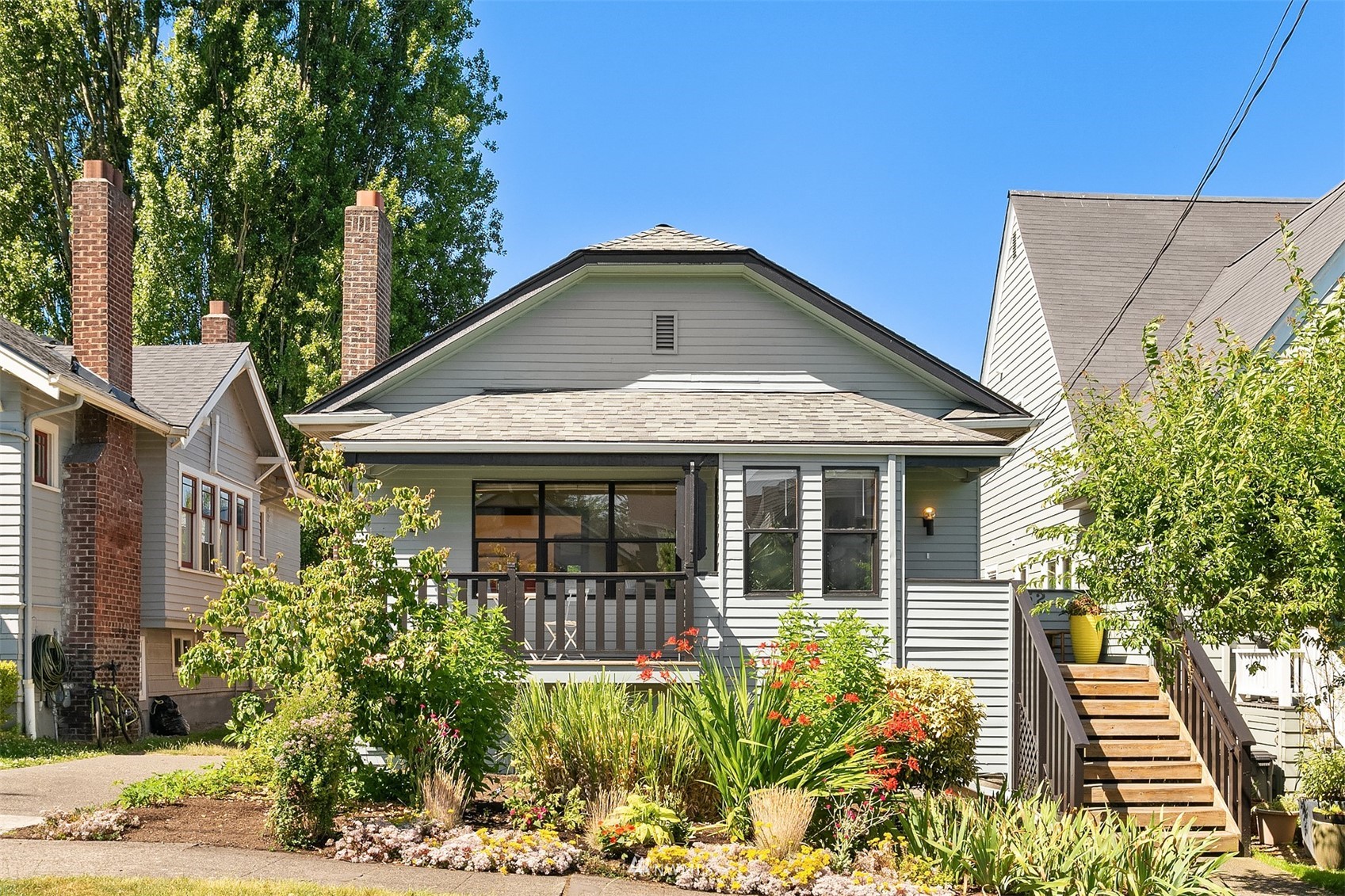 552 North 68th Street Seattle, WA 98103 - Photo 1 of 17 a front view of a house with a yard