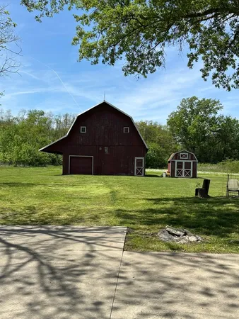 $275,000 | 23407 Highway 51, Elkville, IL 62932