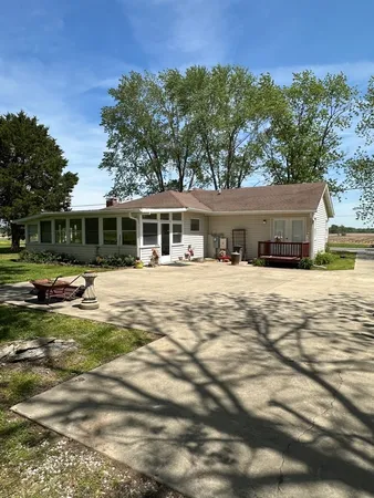 $275,000 | 23407 Highway 51, Elkville, IL 62932