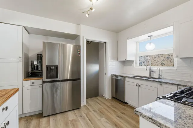 $460,000 | 9806 South Harding Avenue, Evergreen Park, IL 60805