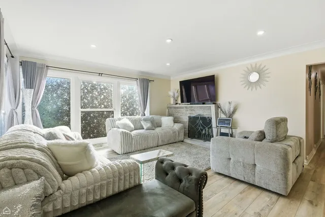 $460,000 | 9806 South Harding Avenue, Evergreen Park, IL 60805