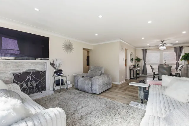 $460,000 | 9806 South Harding Avenue, Evergreen Park, IL 60805