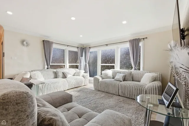 $460,000 | 9806 South Harding Avenue, Evergreen Park, IL 60805