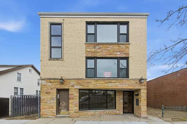 $2,400 | 5915 North Milwaukee Avenue, Unit 2, Chicago, IL 60646