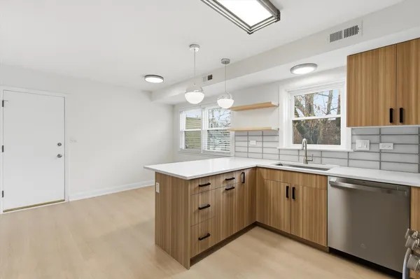 $2,400 | 5915 North Milwaukee Avenue, Unit 2, Chicago, IL 60646