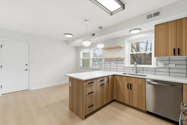 $2,400 | 5915 North Milwaukee Avenue, Unit 2, Chicago, IL 60646