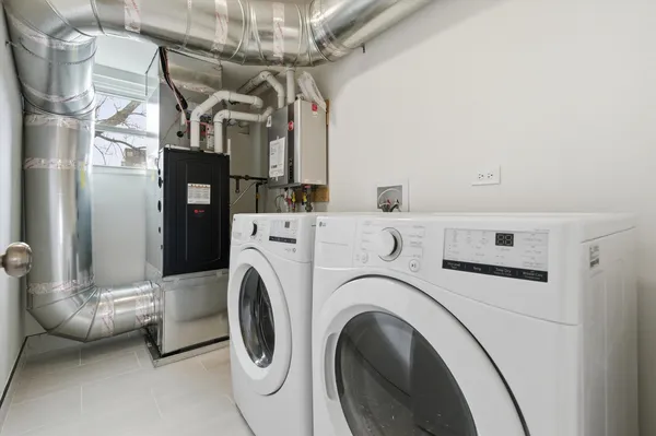 $2,400 | 5915 North Milwaukee Avenue, Unit 2, Chicago, IL 60646