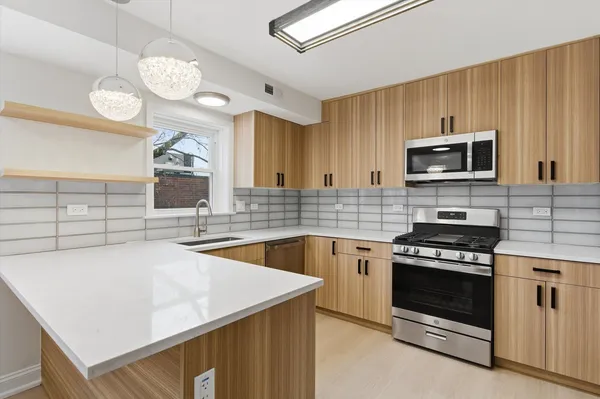 $2,400 | 5915 North Milwaukee Avenue, Unit 2, Chicago, IL 60646