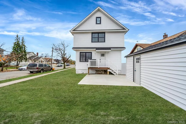 a view of a yard in front of house