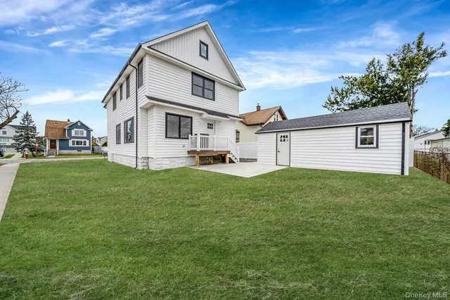 a view of a yard in front of house