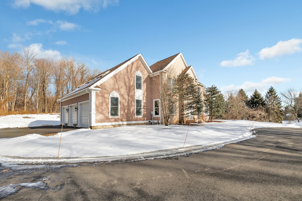 461 Amity Road Woodbridge, CT 06525 - Photo 2 of 13