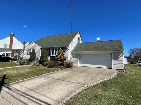 $5,250 | 400 Foch Boulevard, Mineola, NY 11501