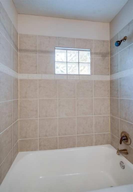 2802 South 4th Street Austin, TX 78704 - Photo 17 of 27 Full bath