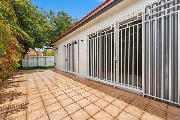 a view of a backyard