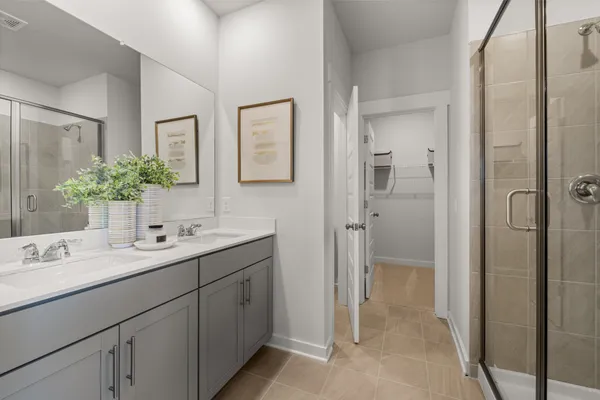 a en suite bathroom with a sink and a mirror