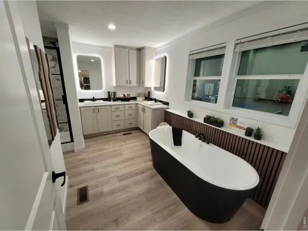 a black and white photo of a bathroom