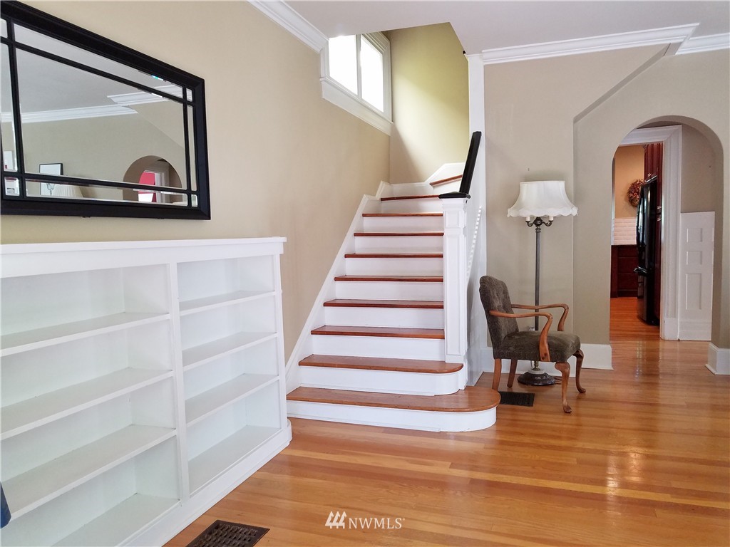 407 North Yakima Avenue Tacoma, WA 98403 - Photo 2 of 25