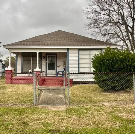 a view of a house with backyard and porch