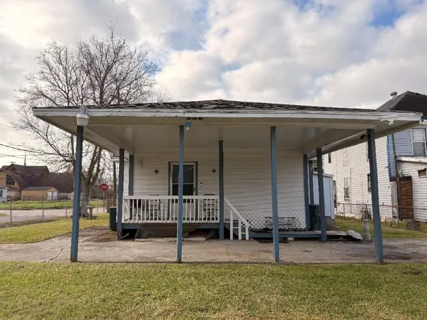 front view of house with a yard