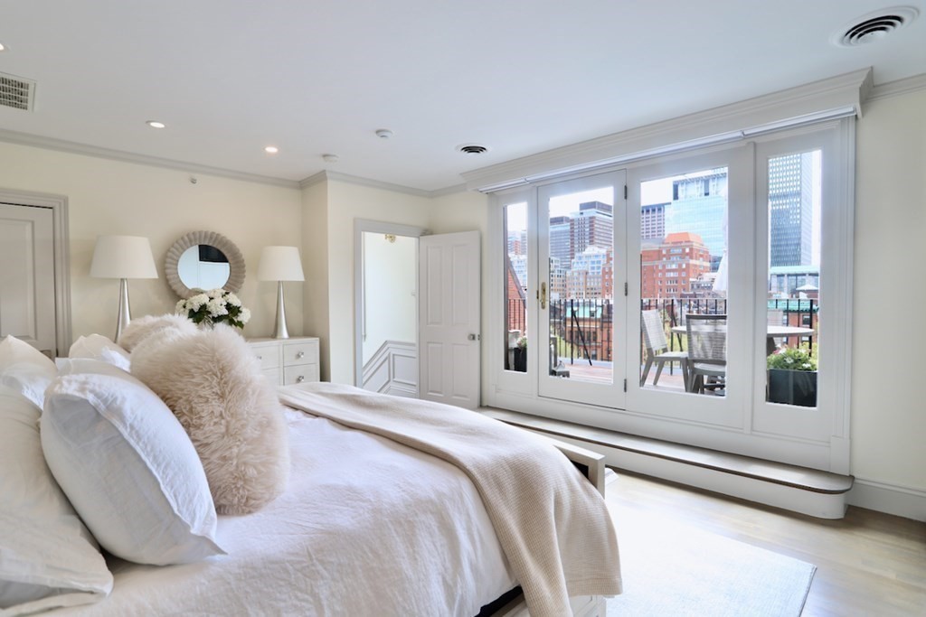 283 Commonwealth Avenue, Unit PH Boston, MA 02115 - Photo 8 of 18 a bedroom with a large bed and windows