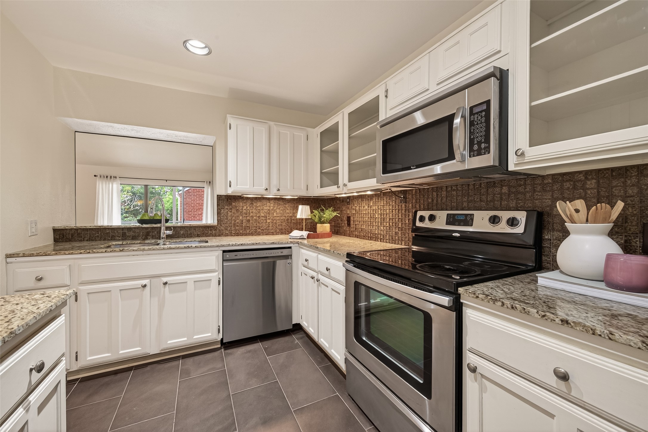 2829 Timmons Lane, Unit 144 Houston, TX 77027 - Photo 13 of 41 While chopping carrots and slicing cucumbers in the gourmet kitchen, easily converse with those in the breakfast area, as well as those in the living room!