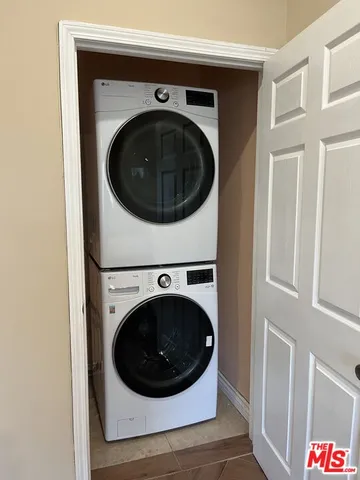 a close up view of a washer and dryer