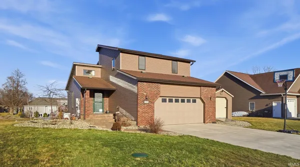 $540,000 | 6005 South 30th Street West, Wolcottville, IN 46795