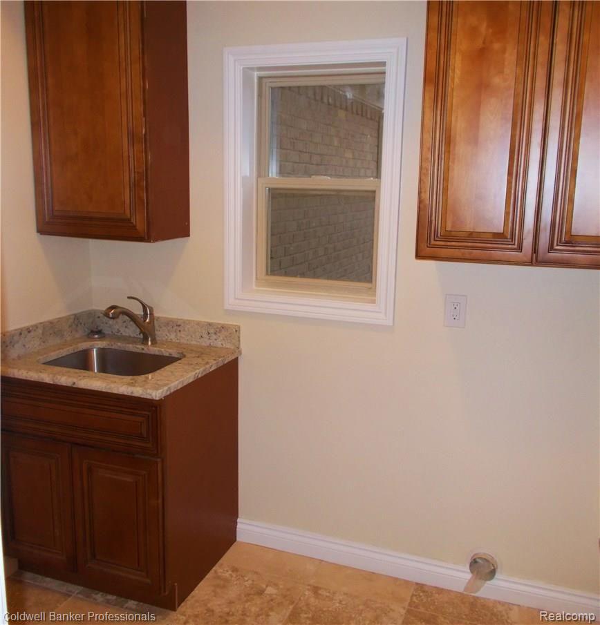 2143 Cattail Circle Rochester, MI 48309 - Photo 8 of 21 007.JPG