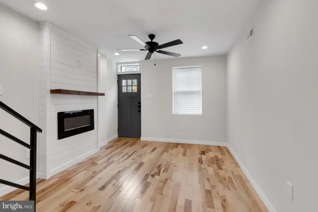 a view of empty room with ceiling fan