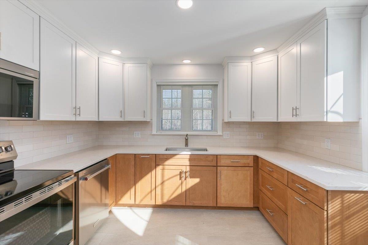 24 Oak Ridge Road Sandown, NH 03873 - Photo 6 of 45