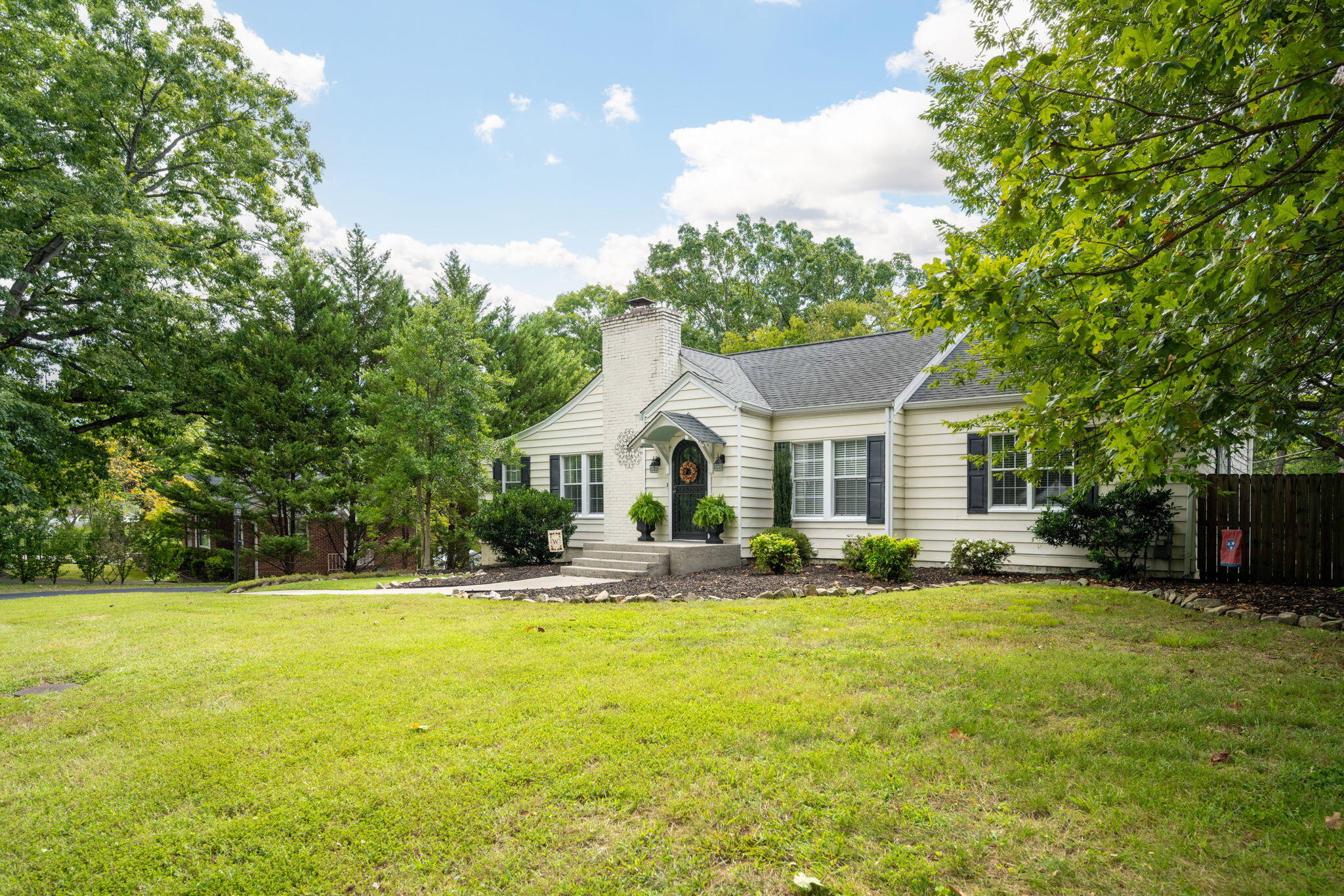 1630 South Rugby Place Chattanooga, TN 37412 - Photo 3 of 32 3-web-or-mls-DSC_8067