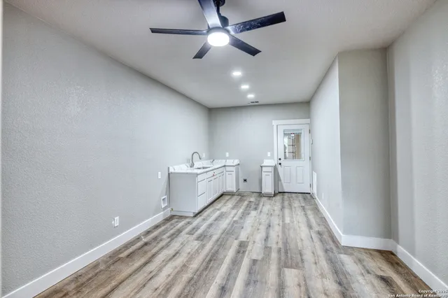 a view of a house with yard