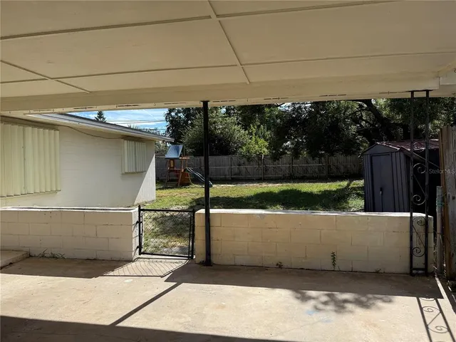 a view of a backyard