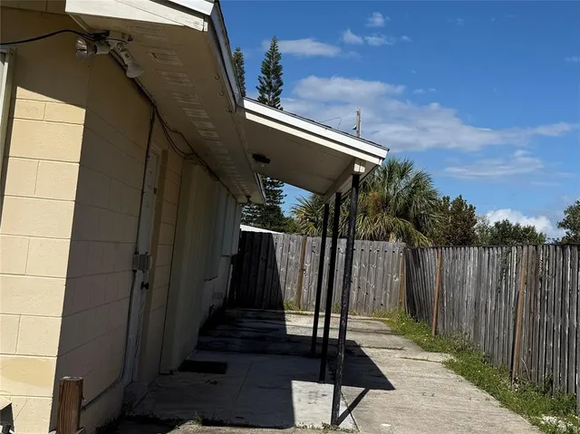 a view of a house with a backyard