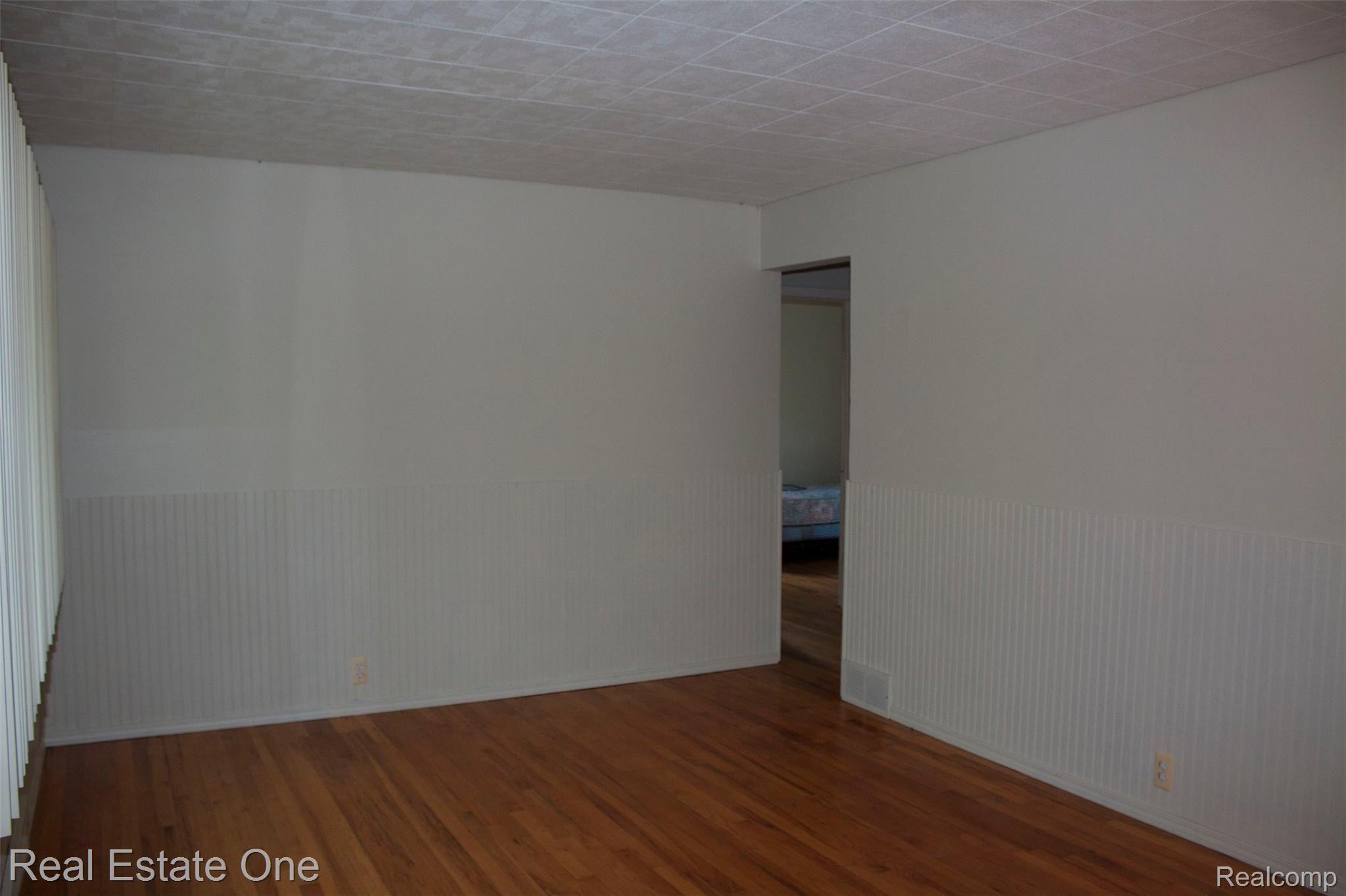 1887 White Lake Road Highland, MI 48356 - Photo 5 of 17 Living Room