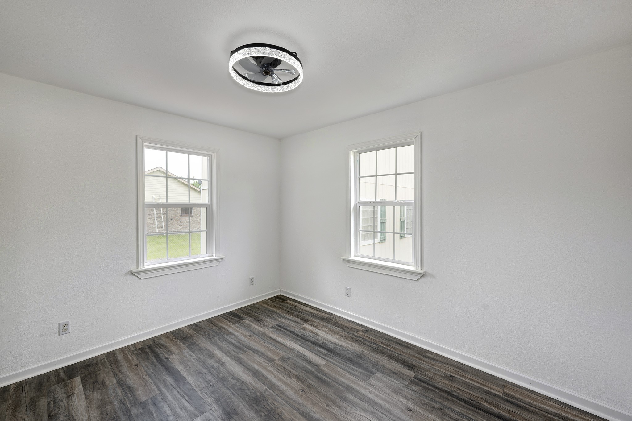 639 Manor Street Houston, TX 77015 - Photo 7 of 42 Primary home bedroom 1 with new flooring, fixtures & fresh paint