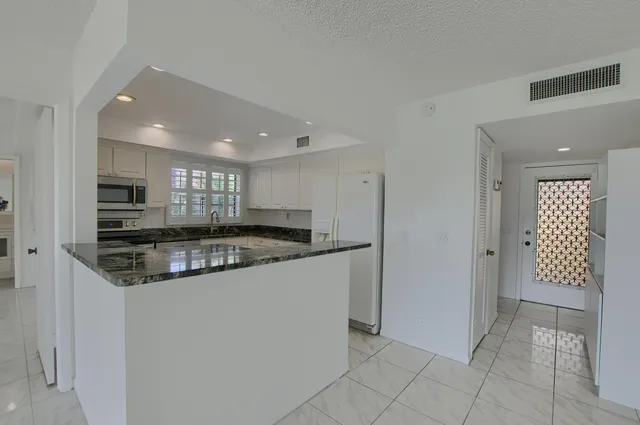 $2,500 | 224 Capri East, Unit 224, Delray Beach, FL 33484