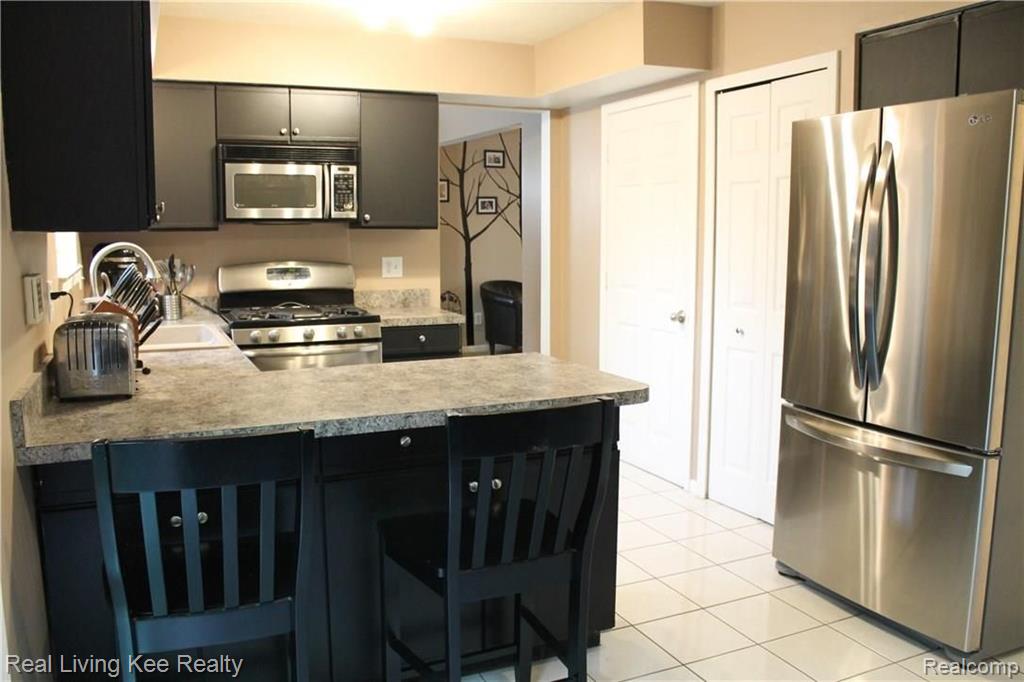 295 Whitney Drive Rochester Hills, MI 48307 - Photo 10 of 42