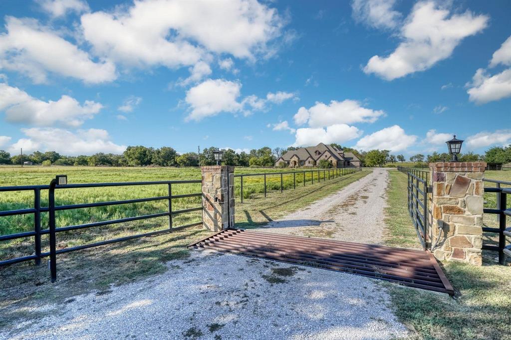 11445 Foutch Road Pilot Point, TX 76258 - Photo 2 of 40