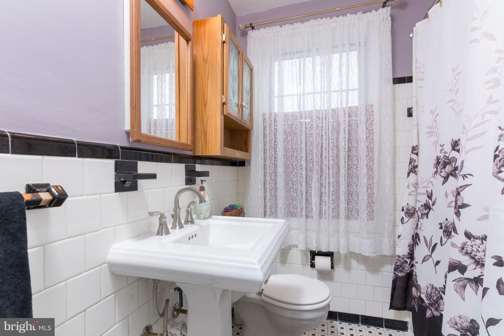 426 Academy Road Baltimore, MD 21228 - Photo 17 of 30 Upstairs Full Bathroom