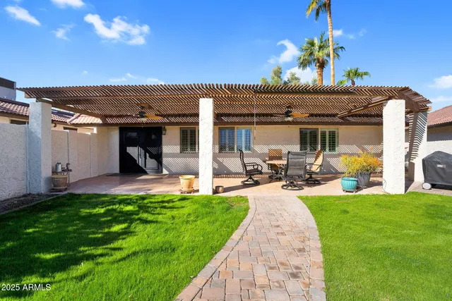 a view of a backyard