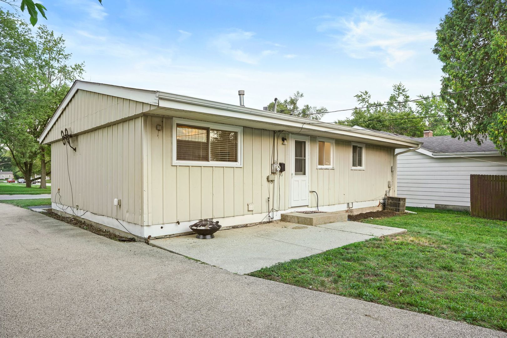 3408 Sally Drive Steger, IL 60475 - Photo 14 of 15 a backyard of a house with table and chairs