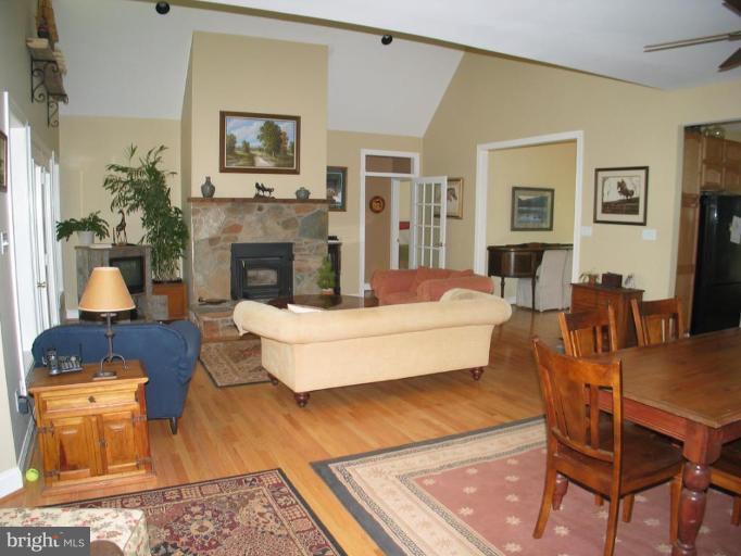 10917 Lees Mill Road Warrenton, VA 20186 - Photo 4 of 17 Living Room