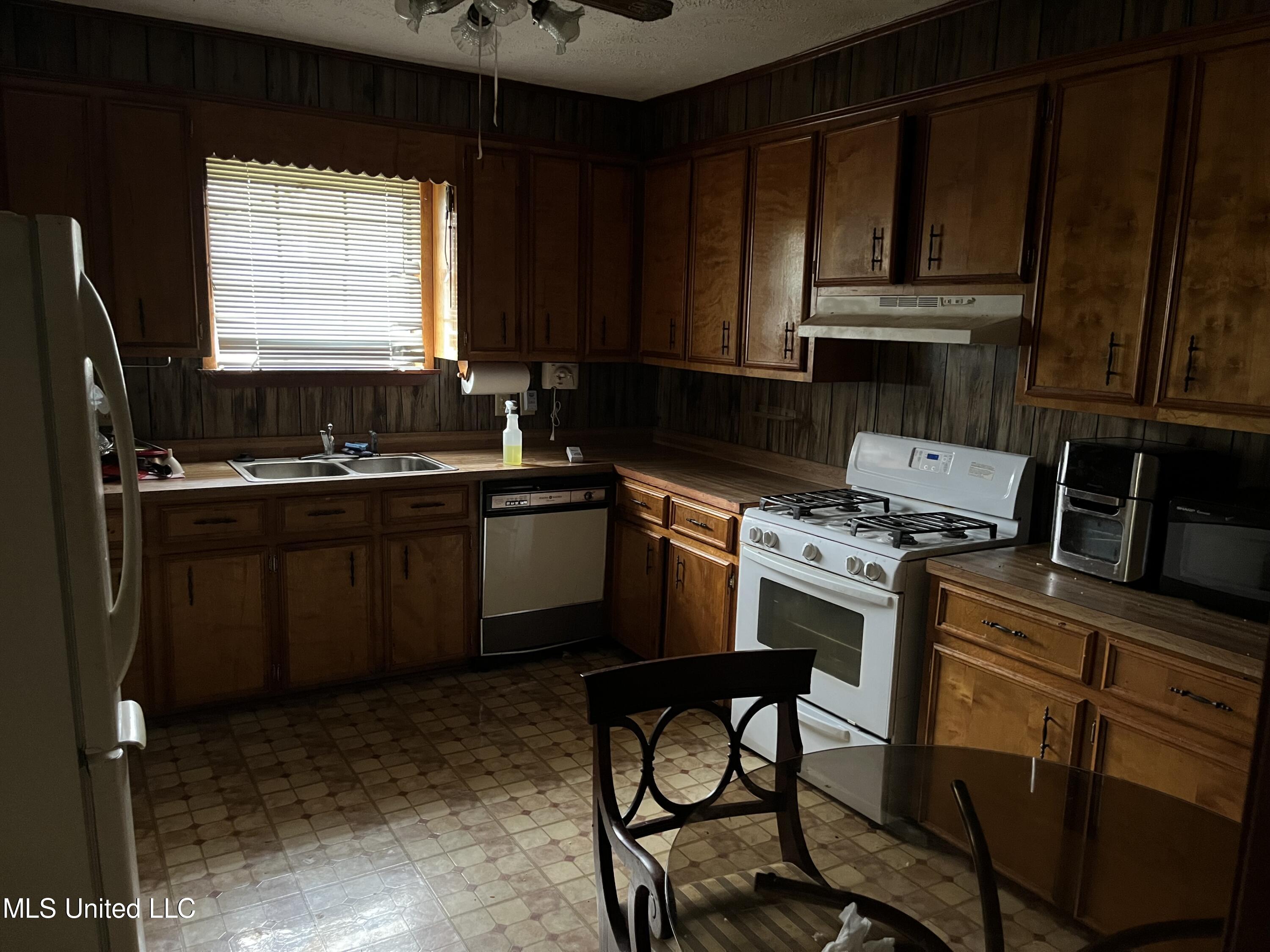 207 Old Whitfield Road Pearl, MS 39208 - Photo 6 of 14 Kitchen 1