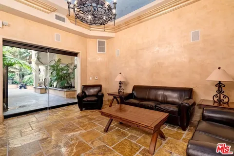 $1,099,999 | 16123 Sunset Boulevard, Unit 101, Pacific Palisades, CA 90272