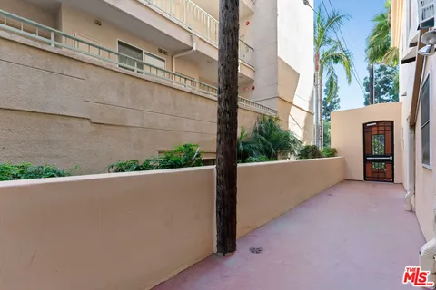 $1,099,999 | 16123 Sunset Boulevard, Unit 101, Pacific Palisades, CA 90272