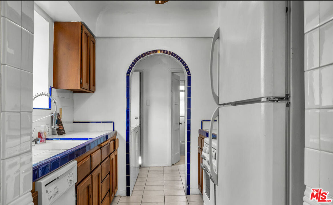 6369 Orange Street Los Angeles, CA 90048 - Photo 10 of 23 a view of walk in closet