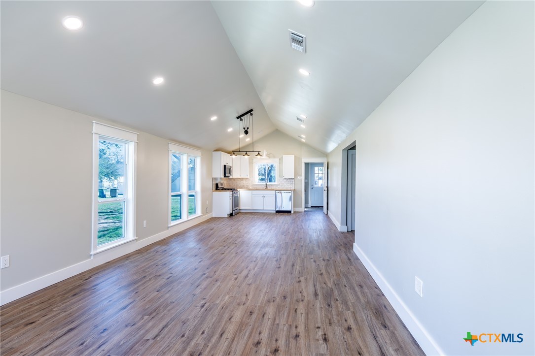 403 West French Street Cuero, TX 77954 - Photo 6 of 24