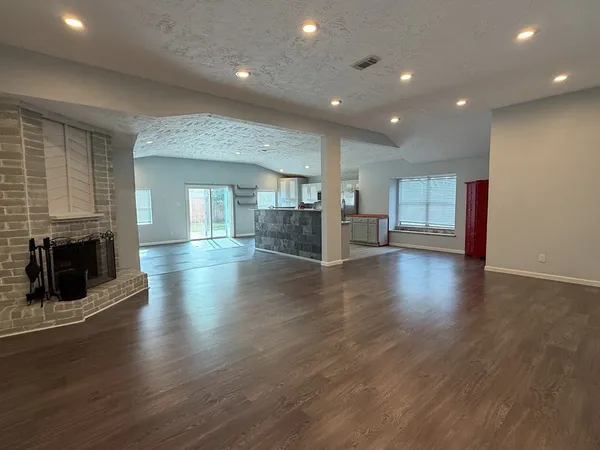 $2,149 | 306 Flora Vista Drive, Houston, TX 77598