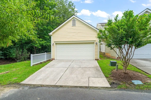 a view of backyard of house and garden